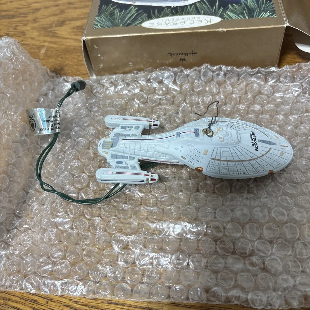 Hallmark Keepsake Ornament U.S.S. Voyager USS Star Trek Ship Magic 1996